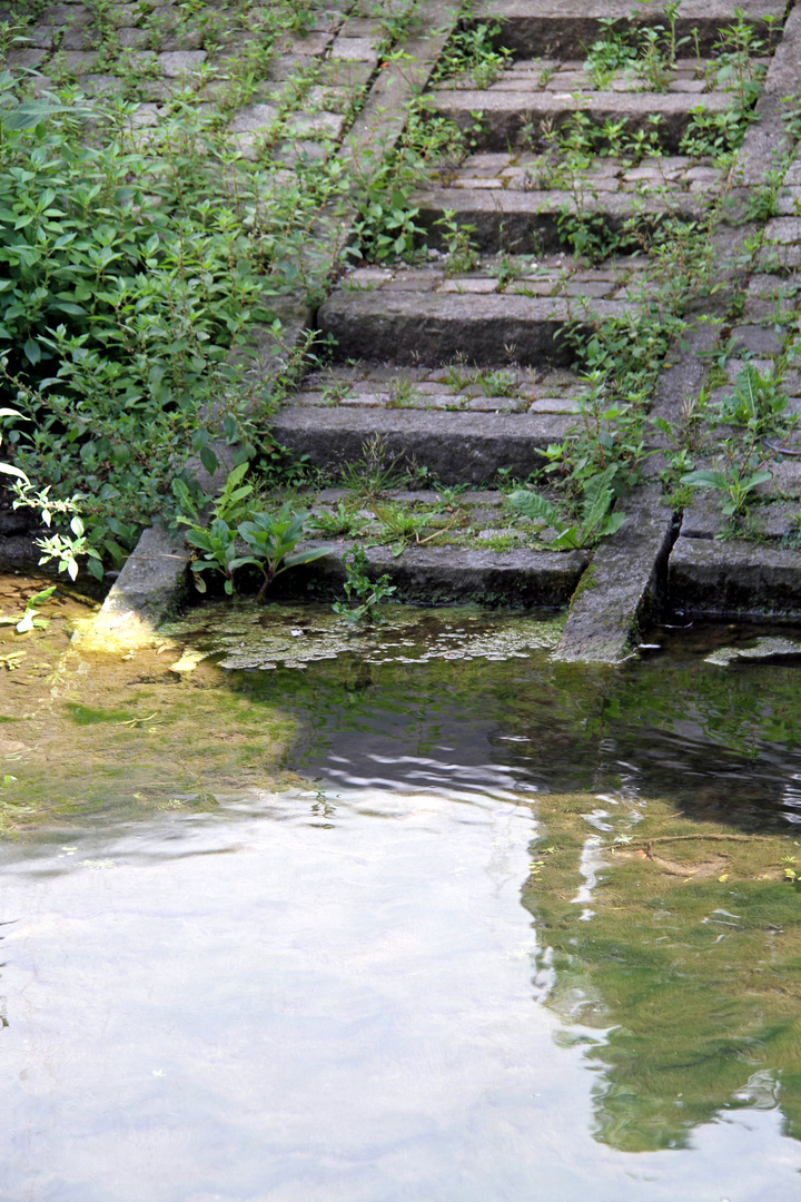 Idylischer Treppenabgang zur Blau im Fischerviertel in Ulm