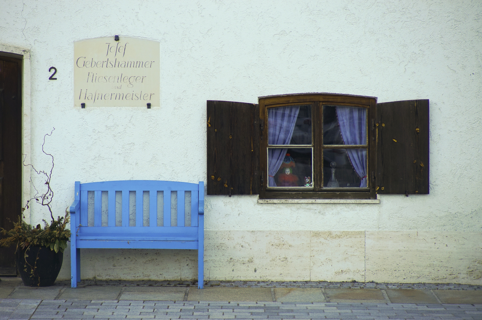 Idyll mit 2, Bank und Fenster