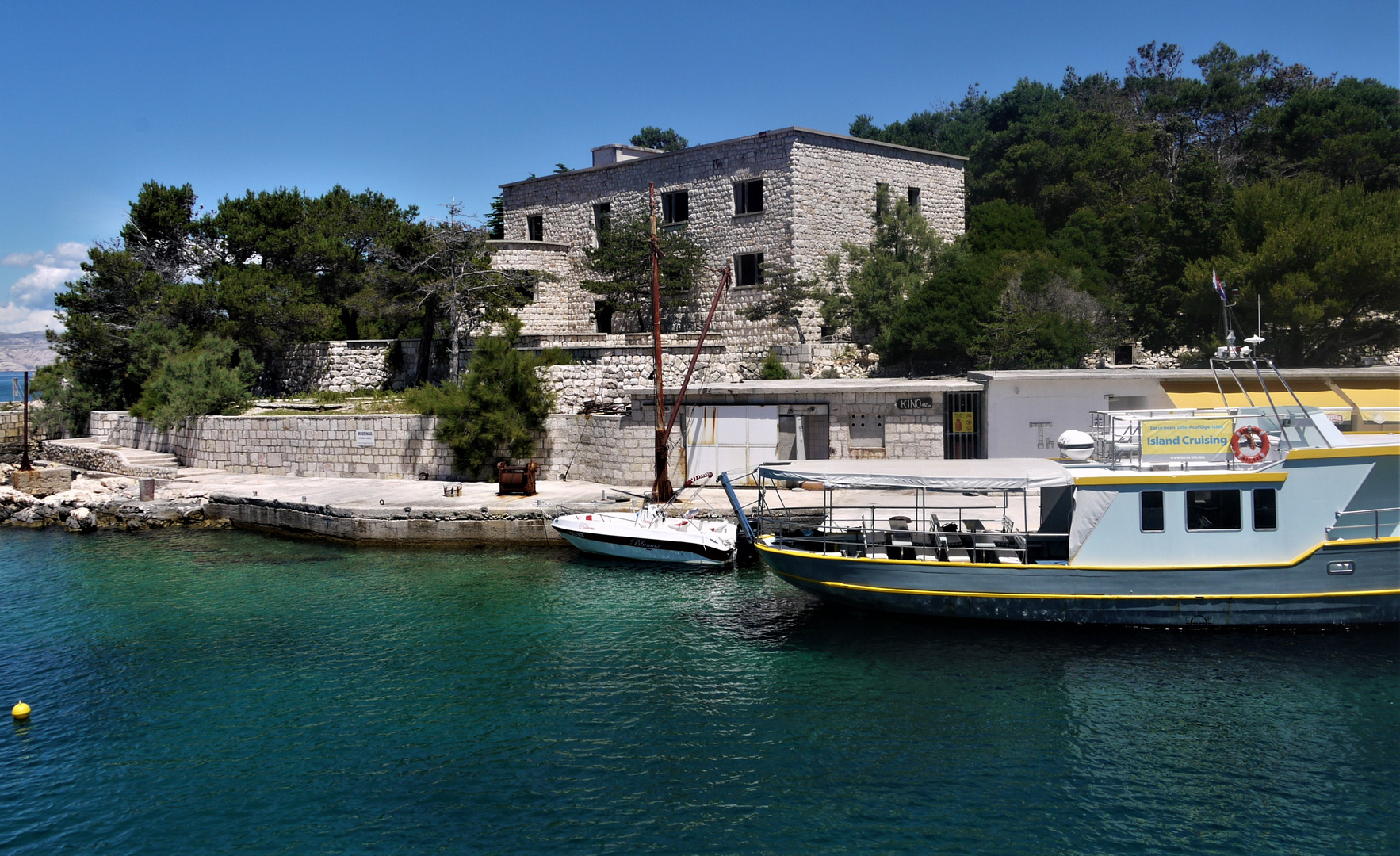 Idylle die trügt - Der Hafen "Melno" von Goli Otok mit dem Verwaltungsgebäude