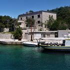 Idylle die trügt - Der Hafen "Melno" von Goli Otok mit dem Verwaltungsgebäude