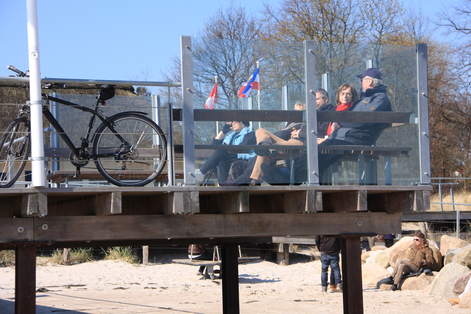 idylle mit fahrrad am strand von scharbö