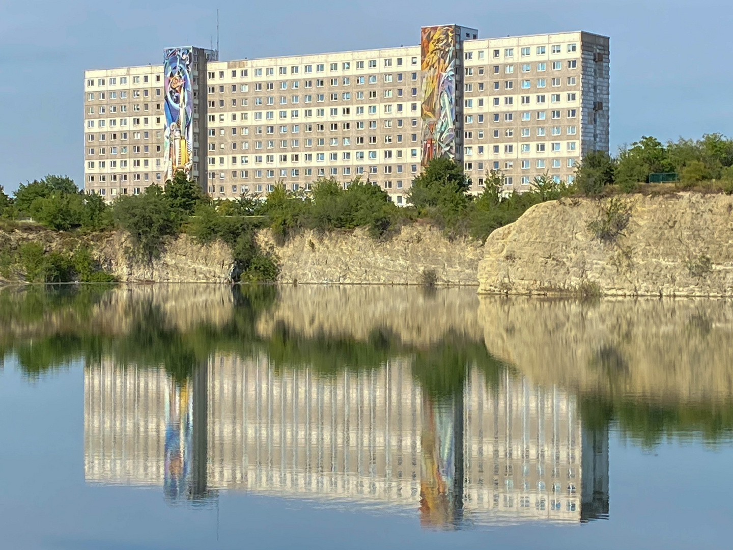 Idylle mit Plattenbau