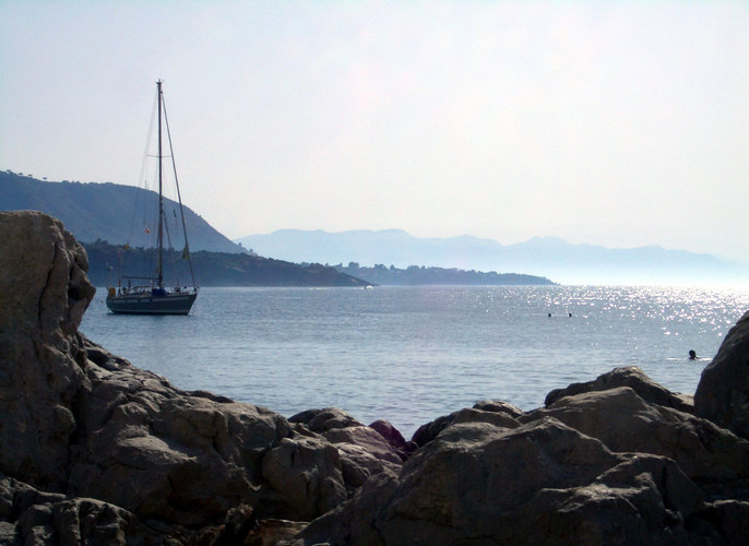 idyllische Badebucht im Mittelmeer