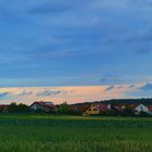 Idyllische Kleinstadt in der Abenddämmerung