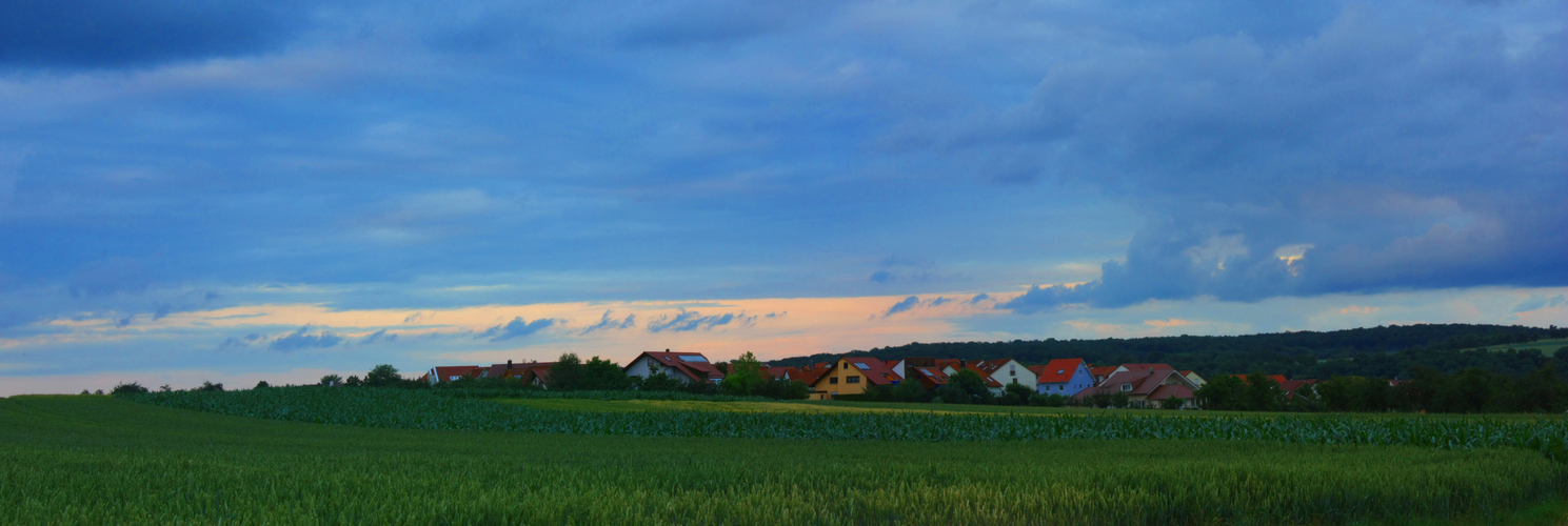 Idyllische Kleinstadt in der Abenddämmerung