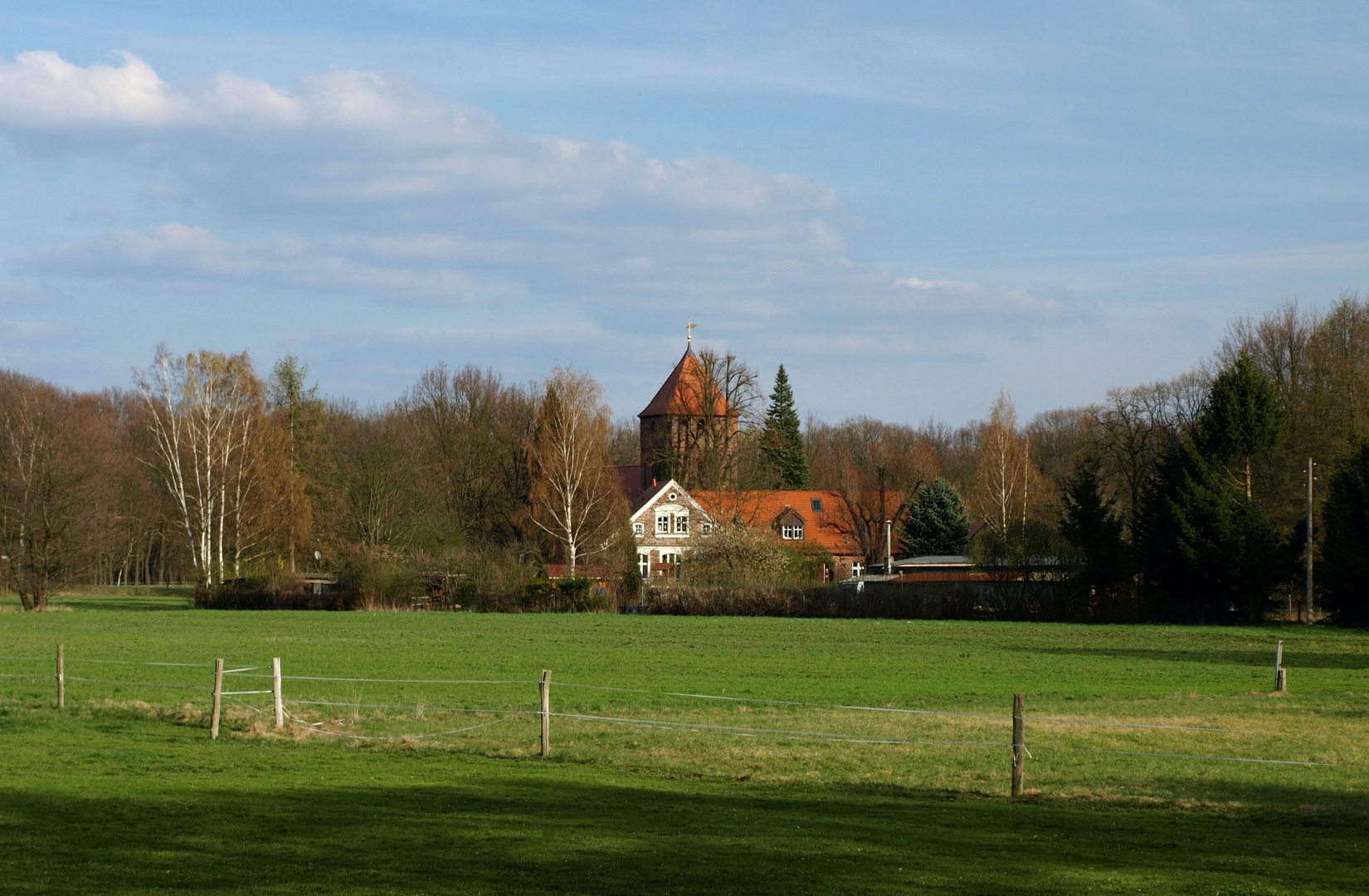 Idyllische Lage der St. Martin Kirche in Cottbus- Madlow