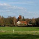 Idyllische Lage der St. Martin Kirche in Cottbus- Madlow