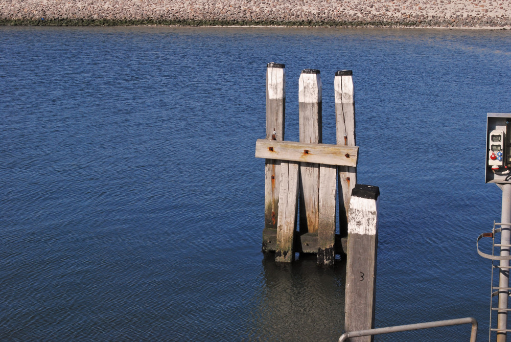 Idyllischer Anlegebohlen im Hafen von Wangerooge