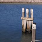 Idyllischer Anlegebohlen im Hafen von Wangerooge