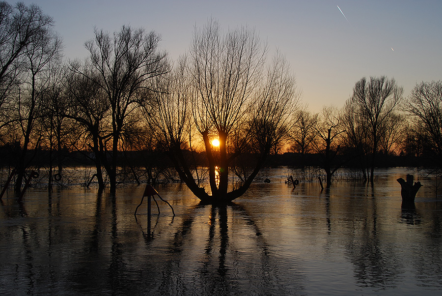 Idyllischer Sonnenuntergang bei Hochwasser