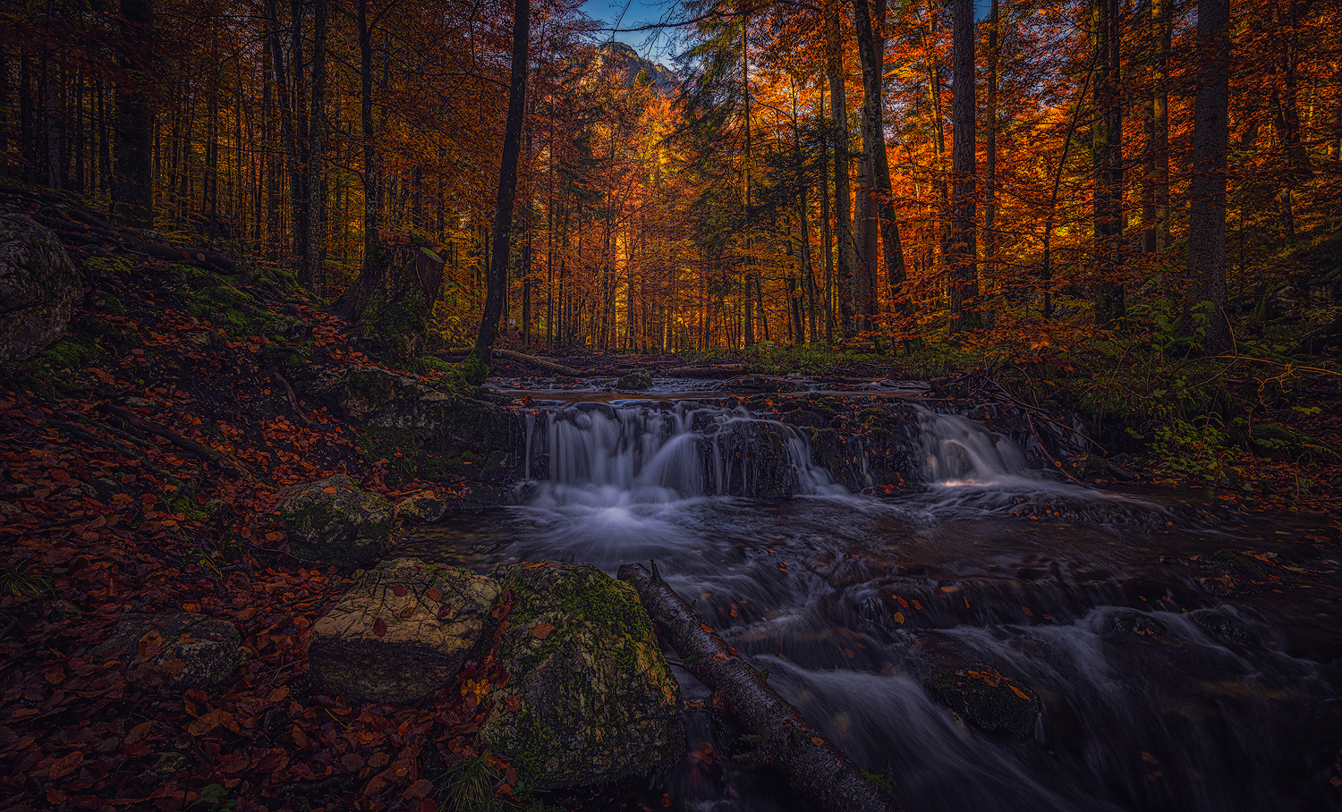 Idyllischer Wasserfall bei den Langbathseen