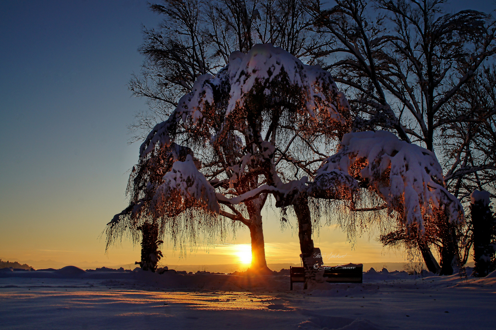 Idyllischer Winterabend bei Sonnenuntergang