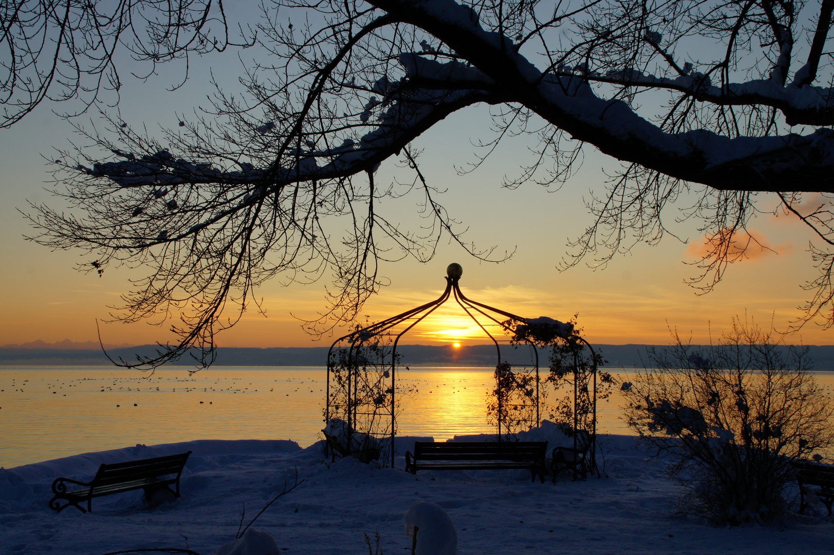 Idyllischer Winterabend bei Sonnenuntergang