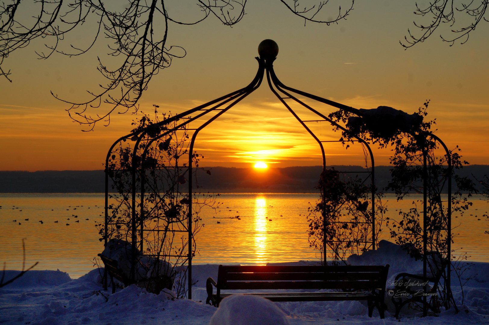 Idyllischer Winterabend bei Sonnenuntergang