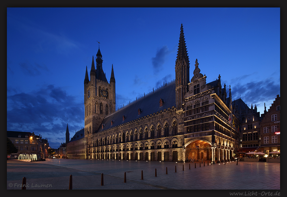 Ieper, (B) - Lakenhal (Tuchhallen, Gewandhaus)