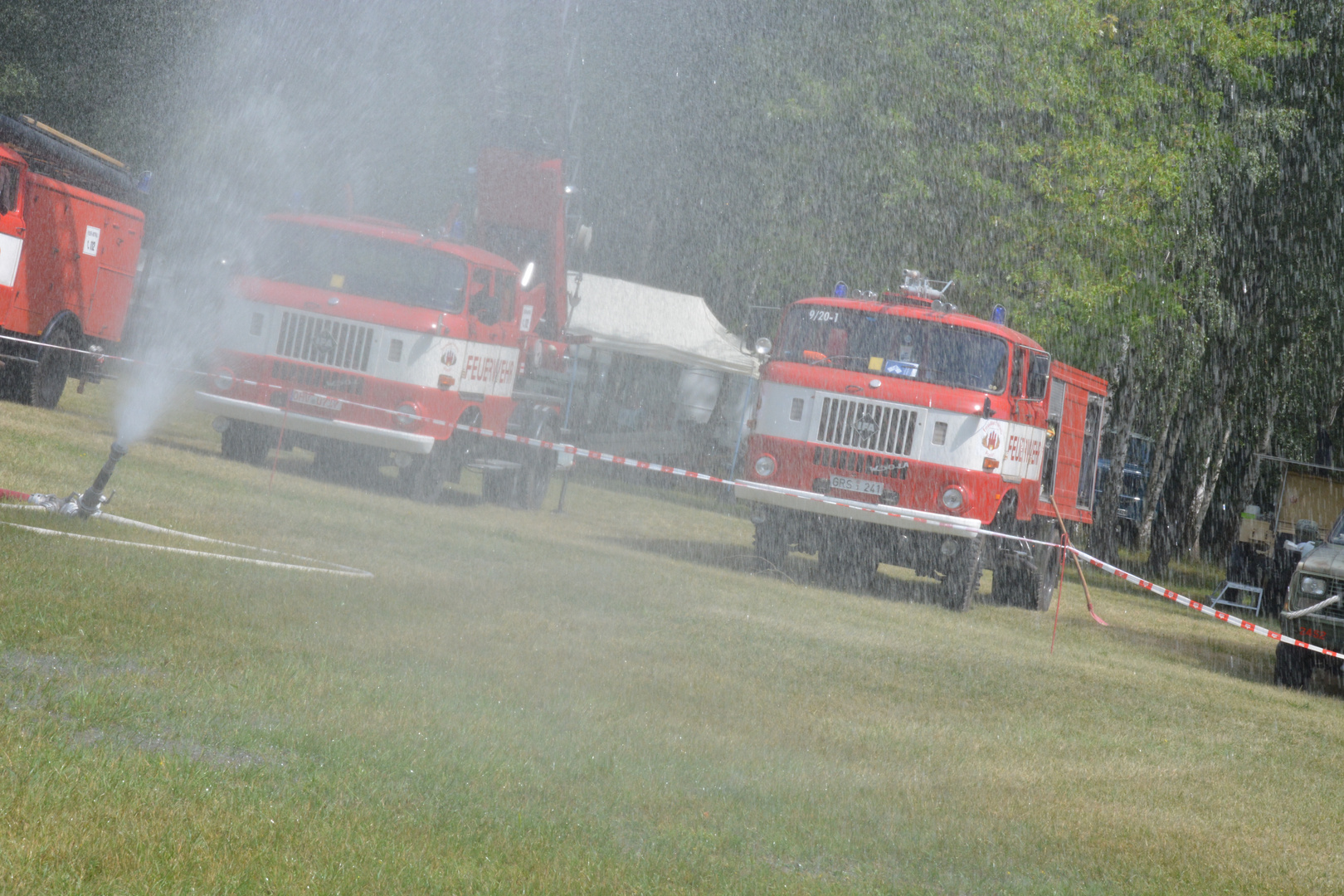 IFA Feuerwehr hinterm Wassernebel