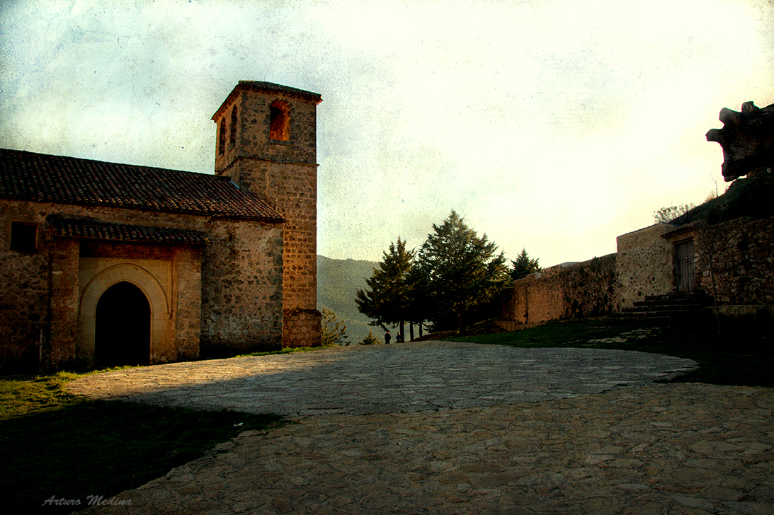 IGLESIA AL ATARDECER