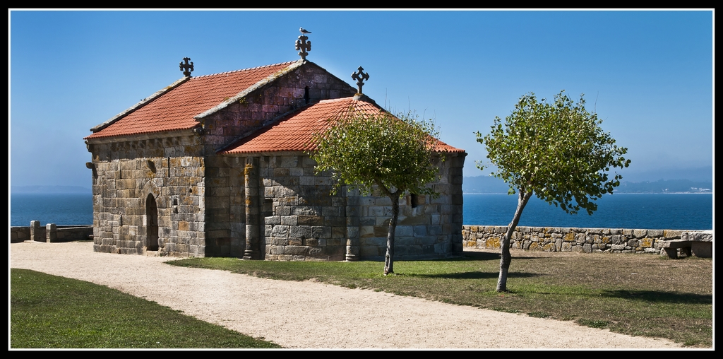 Iglesia de estilo románico en la Lanzada -- Pontevedra