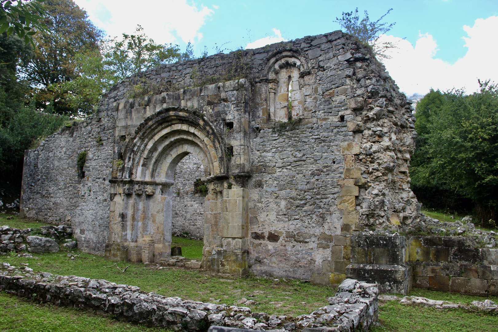 Iglesia de San Pedro de Plecín ( Lugar en plena naturaleza)