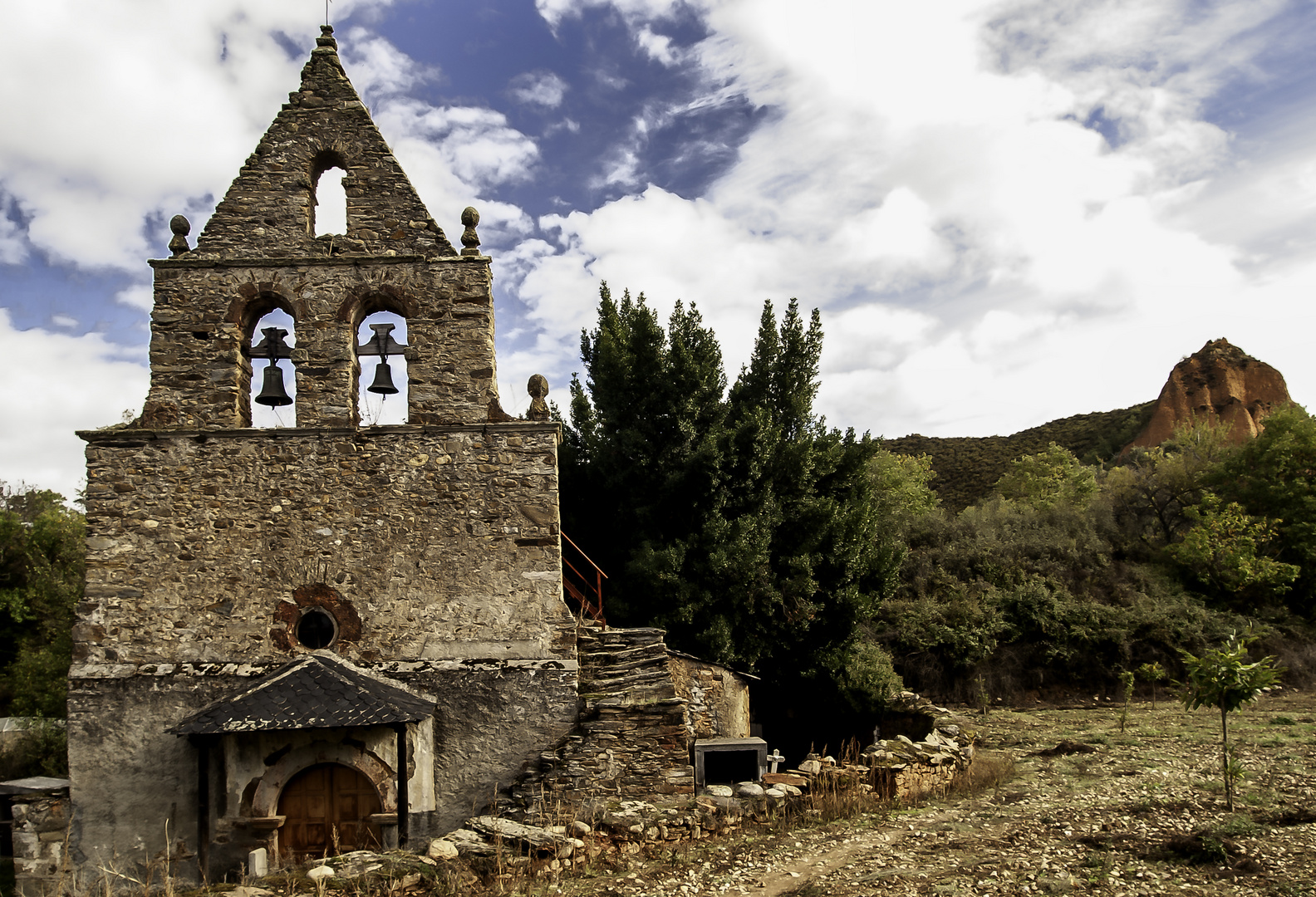 IGLESIA ROMANICA EN LAS MÉDULAS