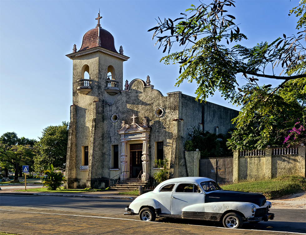 Iglesia y almendrón