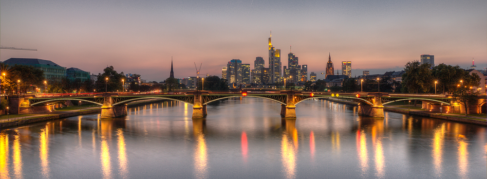 Ignatz-Bubis-Brücke in Frankfurt am Abend