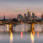 Ignatz-Bubis-Brücke in Frankfurt am Abend