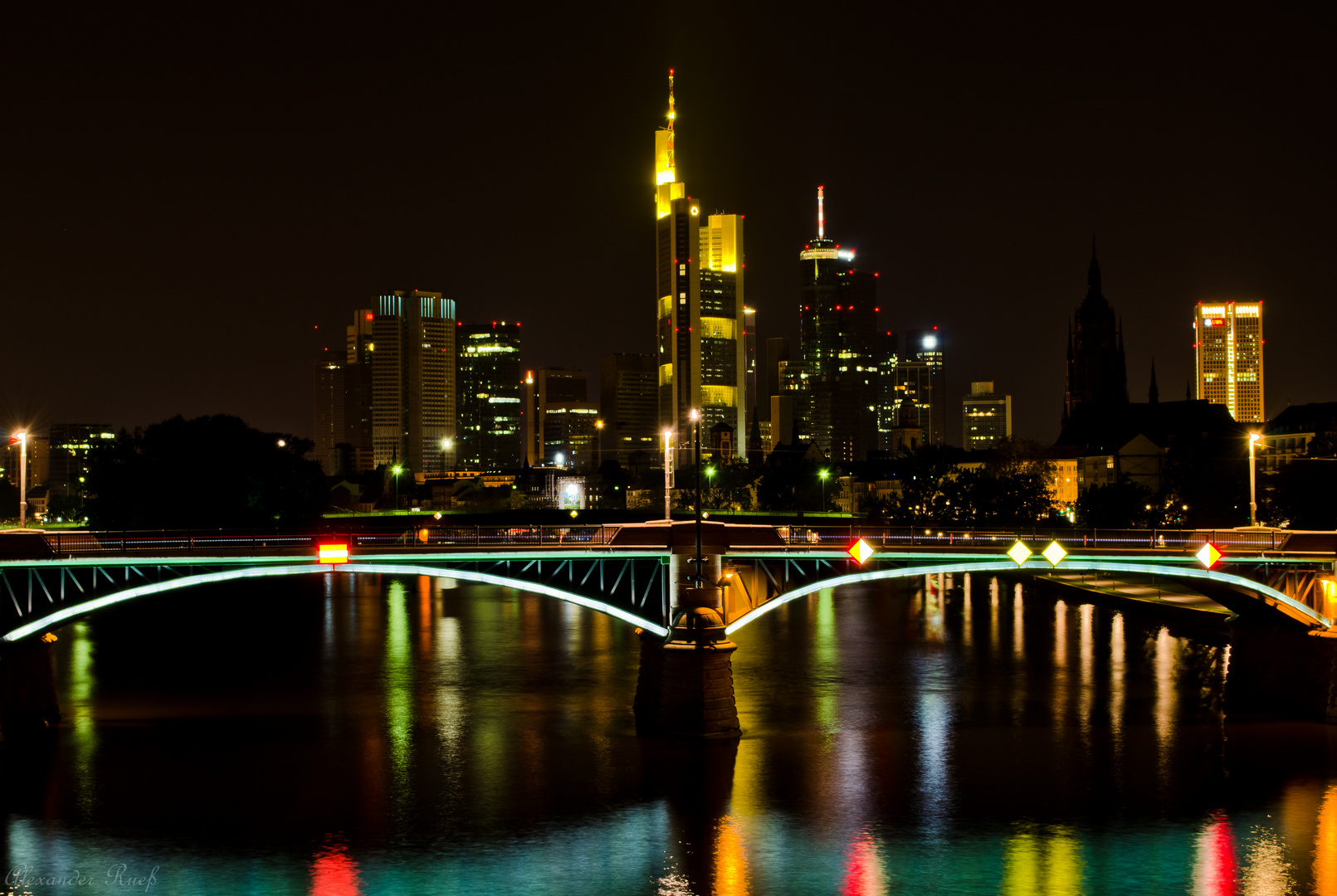 Ignatz Bubis Brücke mit Skyline