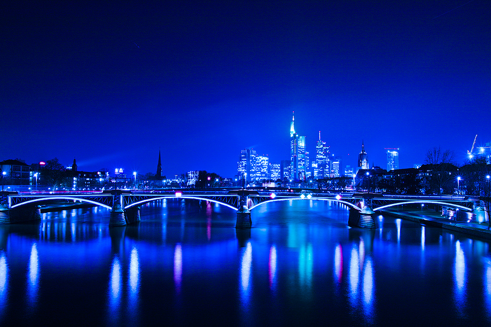 Ignatz Bubis Brücke mit Skyline