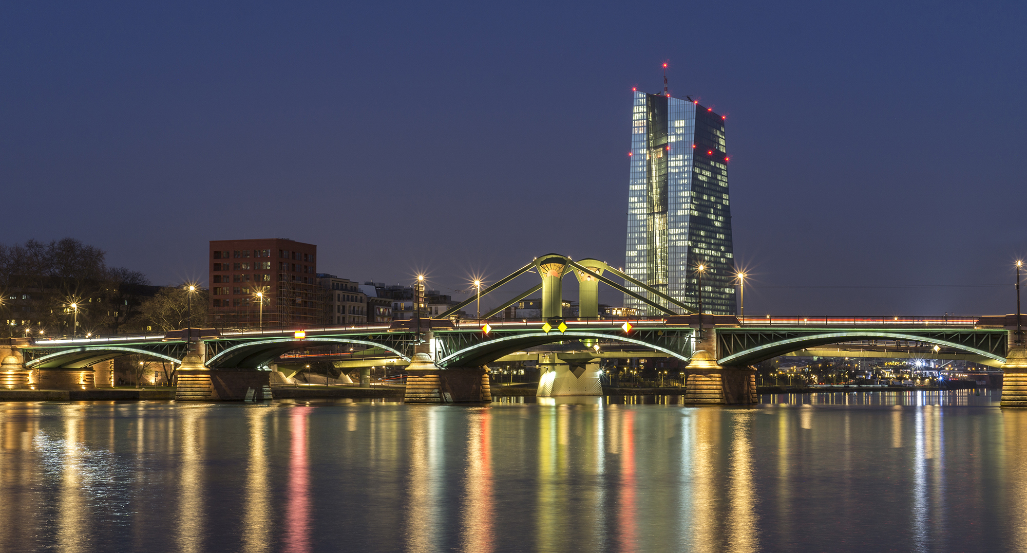 Ignatz-Bubis-Brücke und EZB am Abend