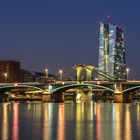Ignatz-Bubis-Brücke und EZB am Abend