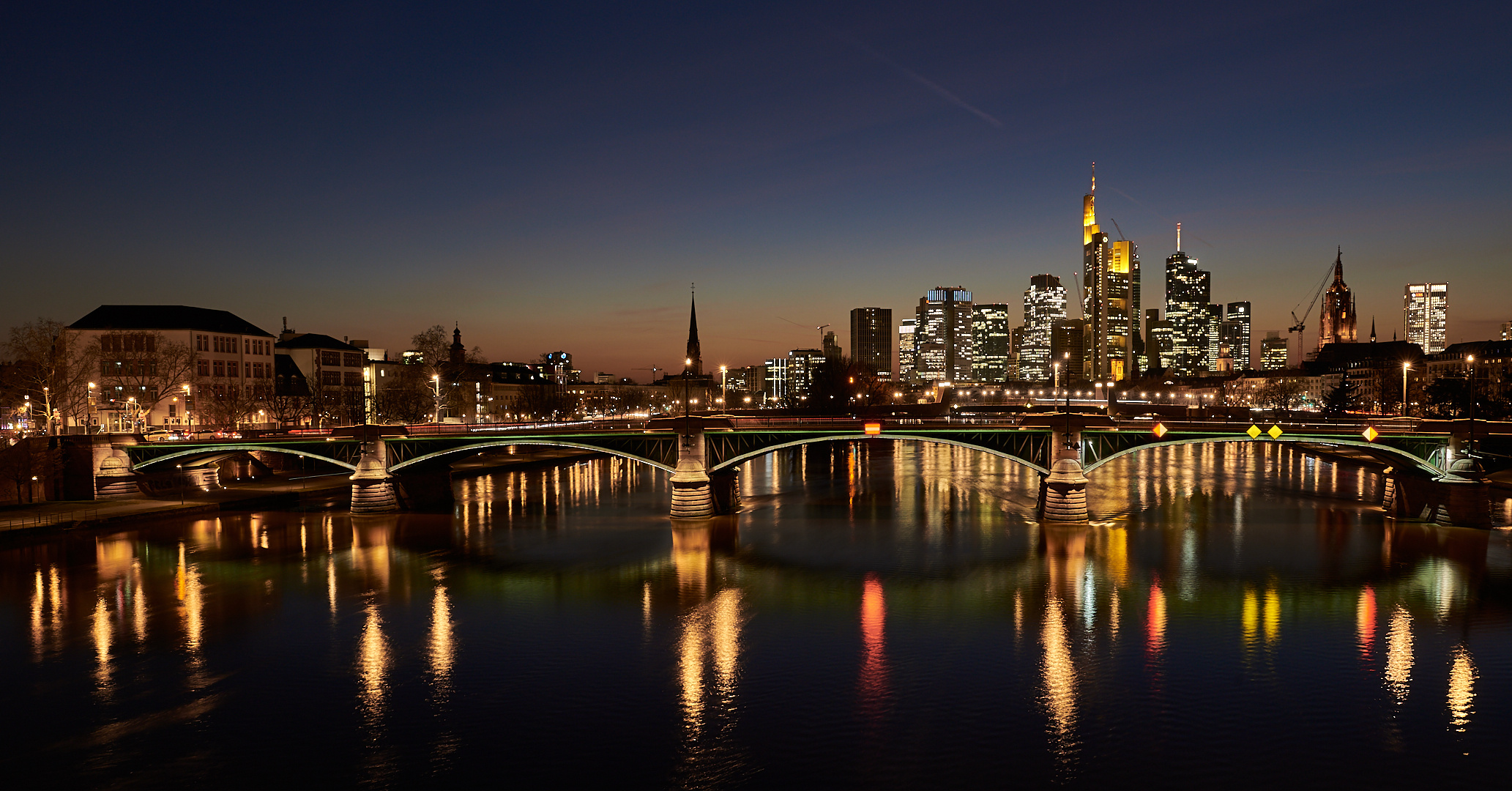 Ignatz-Bubis-Brücke und Skyline am Abend, eine  Aufnahme zur blauen Stunde habe ich noch.