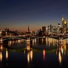 Ignatz-Bubis-Brücke und Skyline am Abend, eine  Aufnahme zur blauen Stunde habe ich noch.