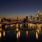 Ignatz-Bubis-Brücke und Skyline am Abend, eine  Aufnahme zur blauen Stunde habe ich noch.