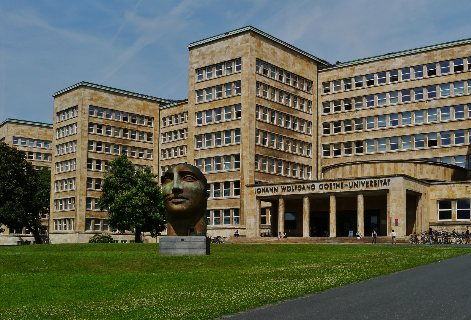 IGOR MITORAJ vor POELZIG - BAU