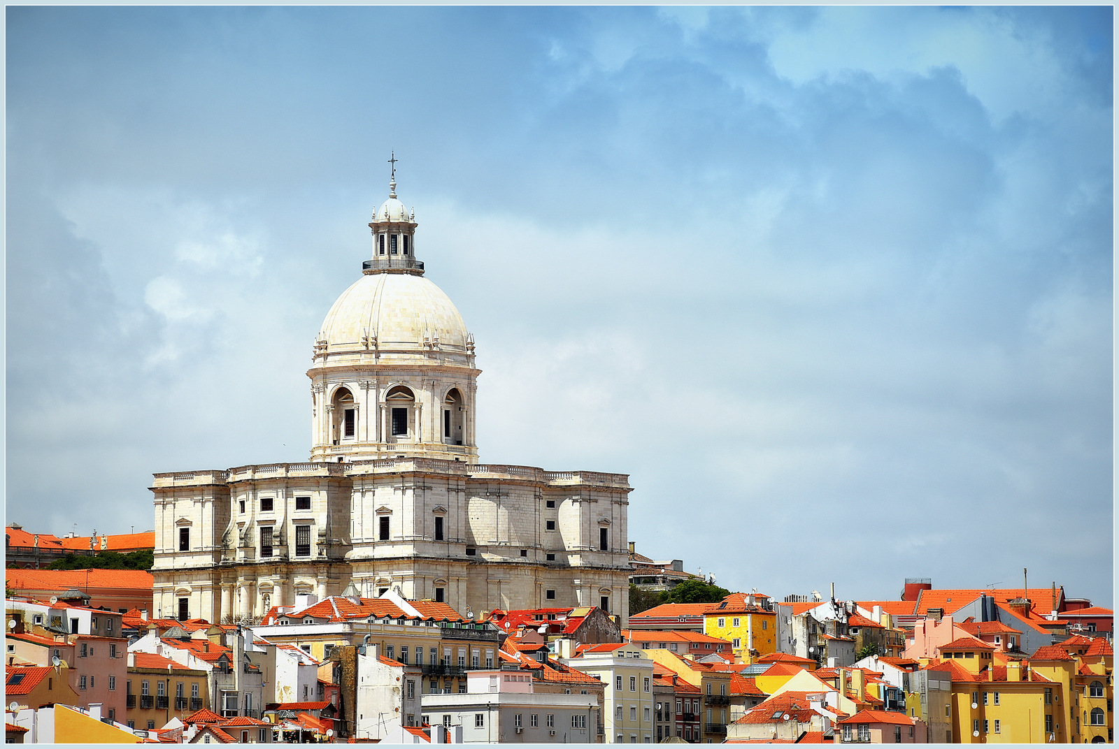 Igreja de Santa Engrácia in Lissabon mit Blick über die Alfama...