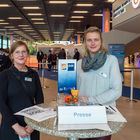 IHK-Mitarbeiterinnen am Info-Stand