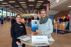 IHK-Mitarbeiterinnen am Info-Stand