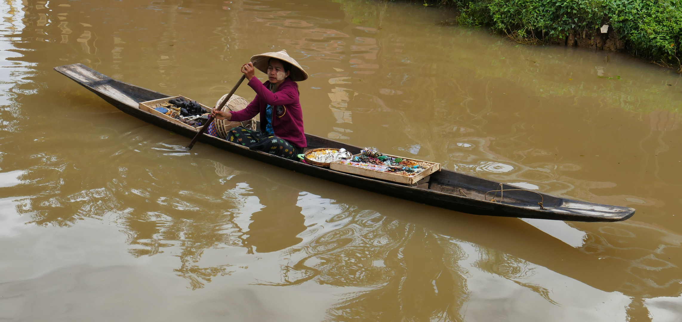 ...Ihr fahrendes Geschäft auf dem Inle See...