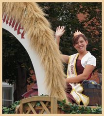 Ihre Majestät, die Schlitzerländer Kornkönigin Lea I.