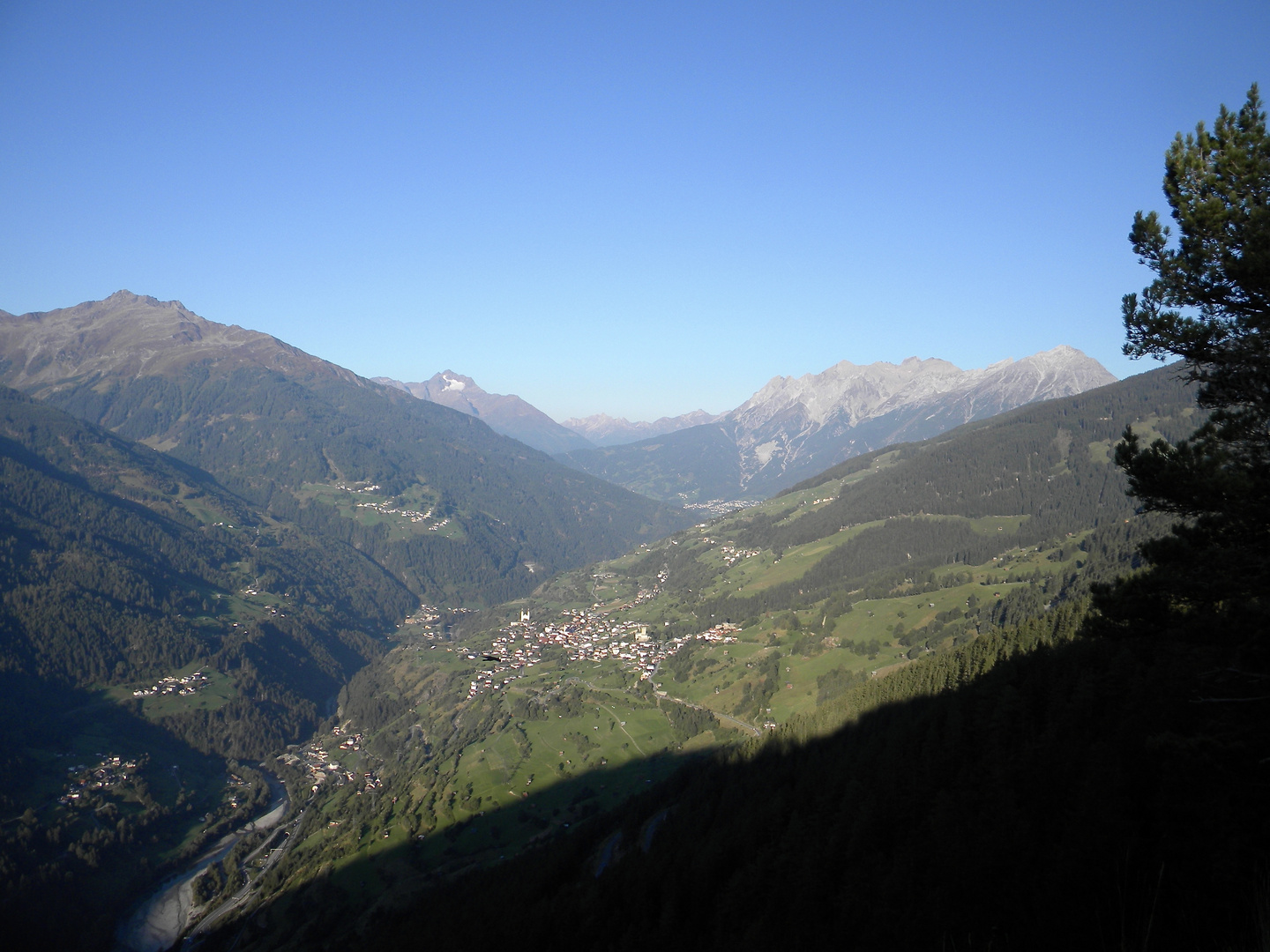 (II) Die wunderbare Aussicht über Fließ nach Landeck ...