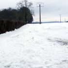 içi longeais une route sous cet epais tapis de neige!