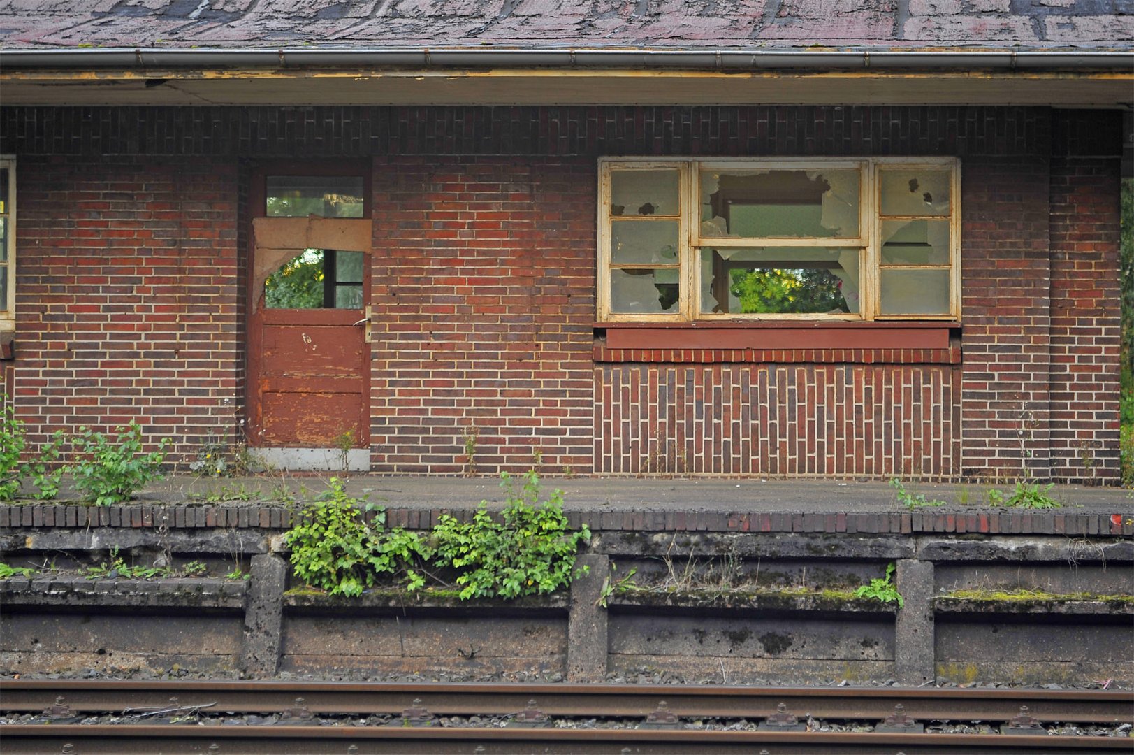 II. Lost Places: Gebäude (Wartehäuschen?) an einem stillgelegten Bahnsteig.