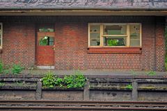 II. Lost Places: Gebäude (Wartehäuschen?) an einem stillgelegten Bahnsteig.