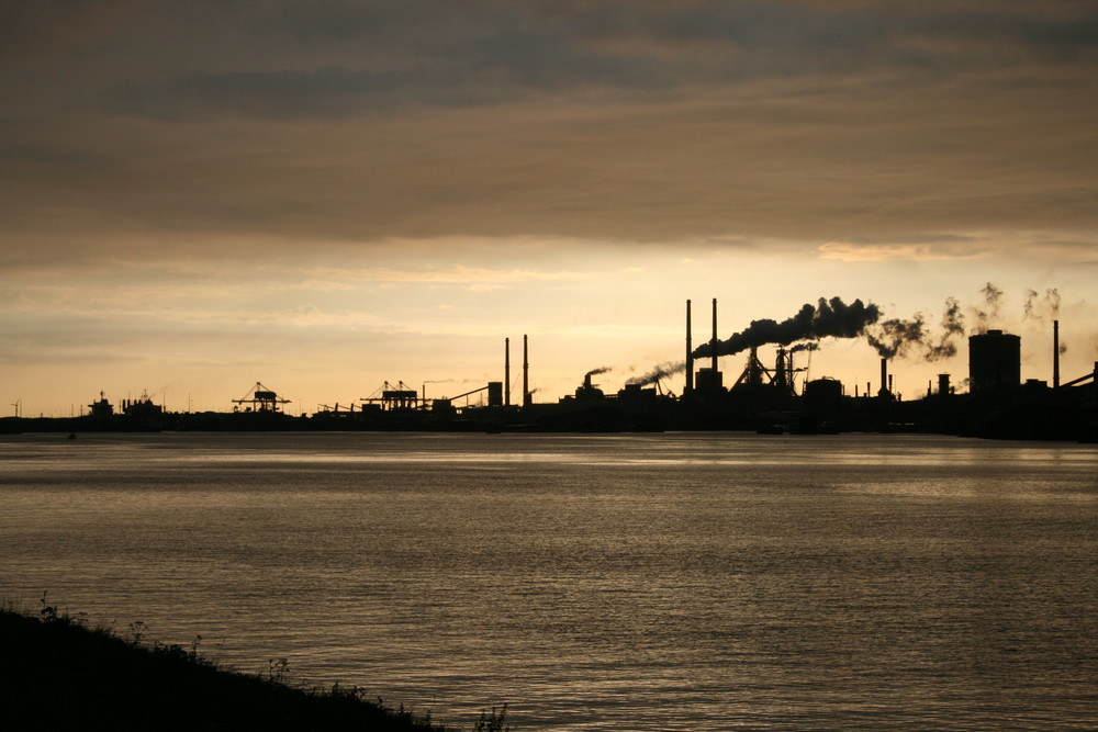 Ijmuiden in der Dämmerung