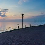 [ Ijsselmeer: Windkraftpark im Sonnenuntergang ]