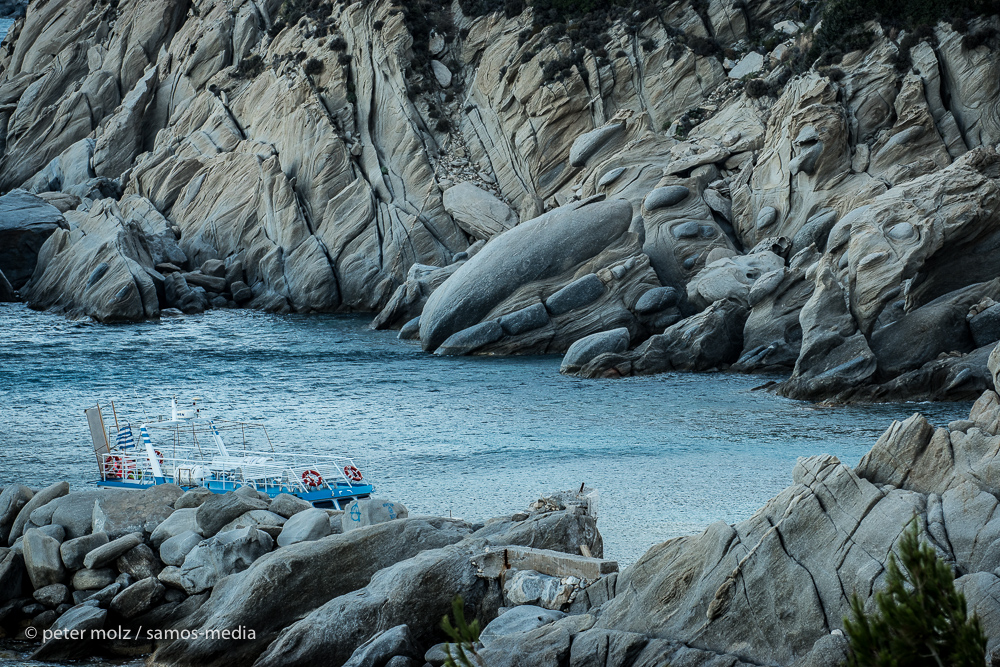 Ikaria - Bizarre Felsformationen mit Boot / Hafen von Manganitis