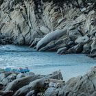 Ikaria - Bizarre Felsformationen mit Boot / Hafen von Manganitis