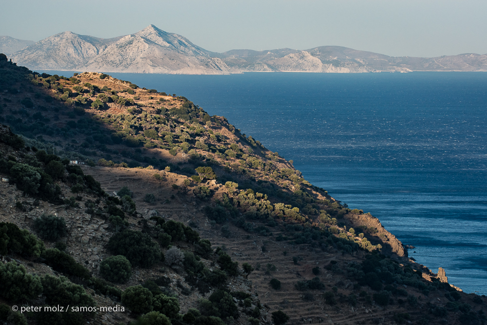 Ikaria - Blick entlang Südküste auf Fourni-Inseln