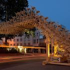 IKEA Stuhlbrücke, der Lichtstrahl ist von einem  Bus der durch das Foto fuhr.